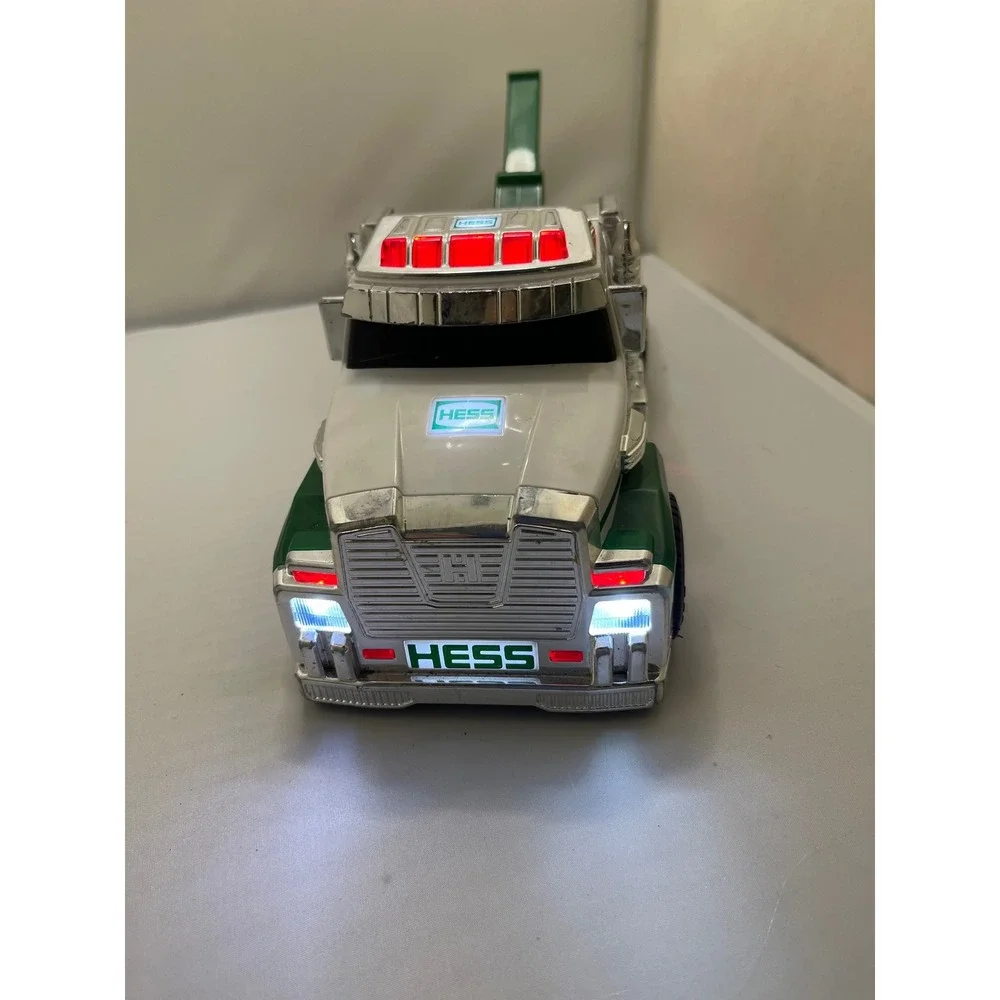 Hess Tow Truck Kids White‎ Green Plastic Classic 2019 Working Lights Collectible